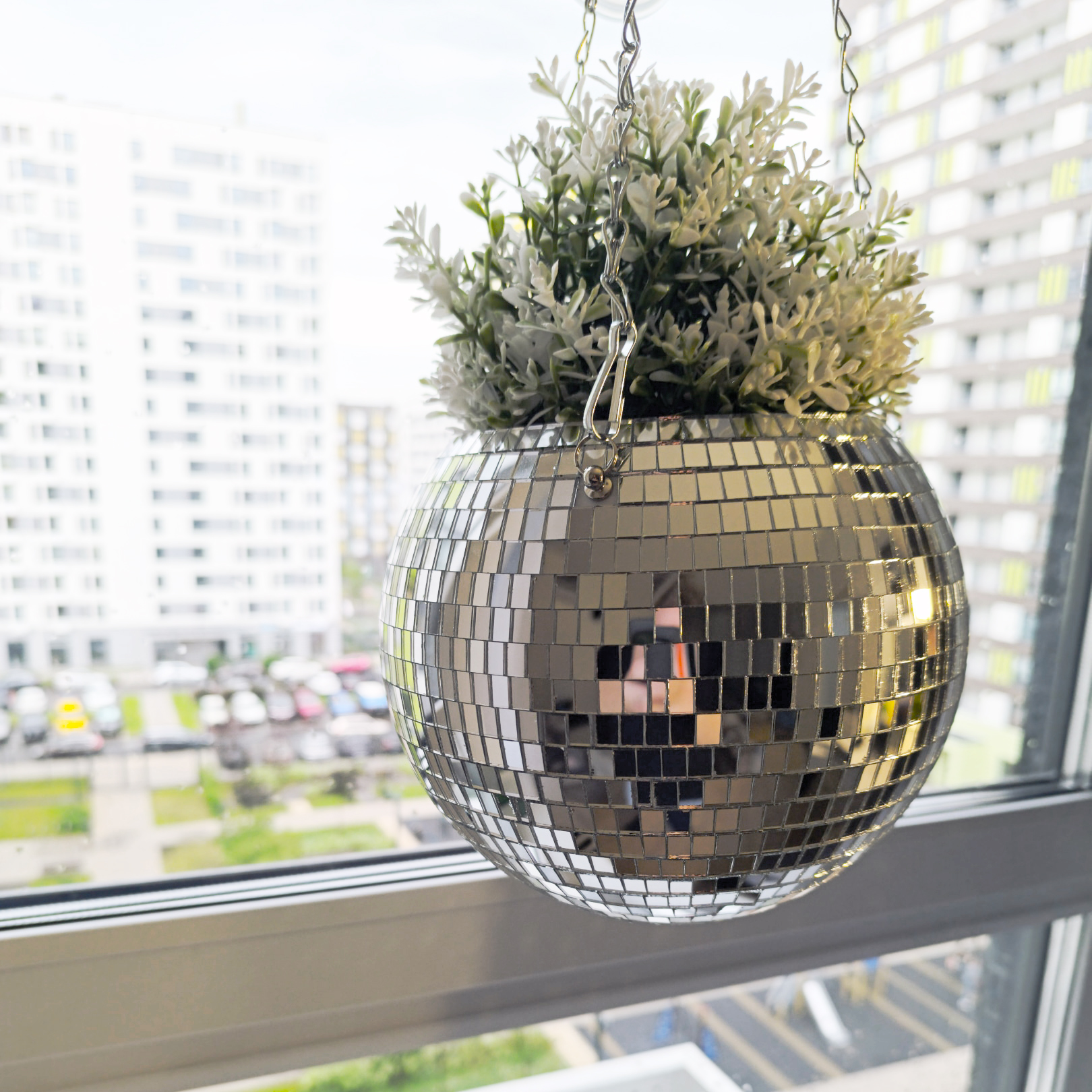 Зеркальное подвесное кашпо в форме диско-шара, 20 см серебряное