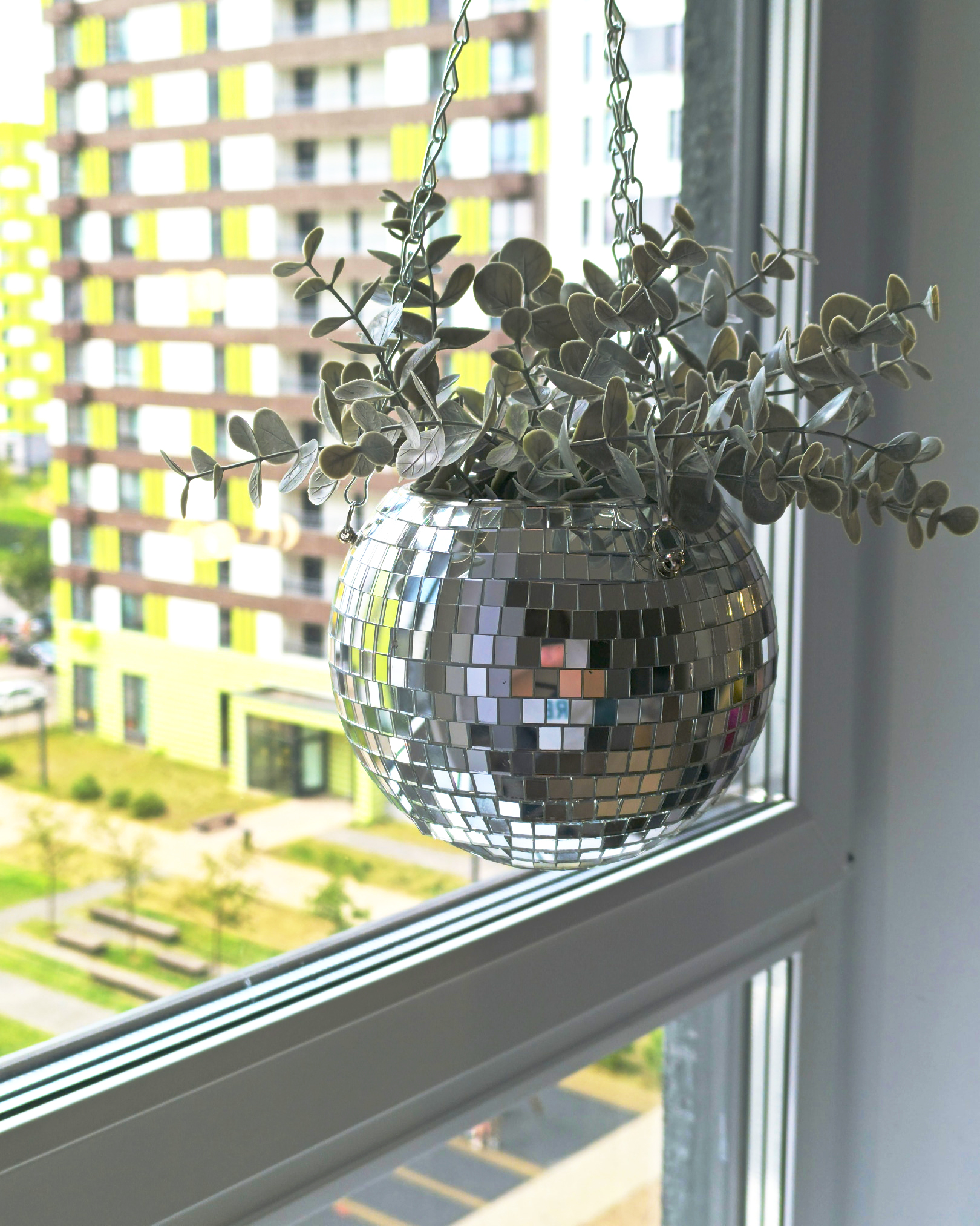 Зеркальное подвесное кашпо в форме диско-шара, 12 см серебряное