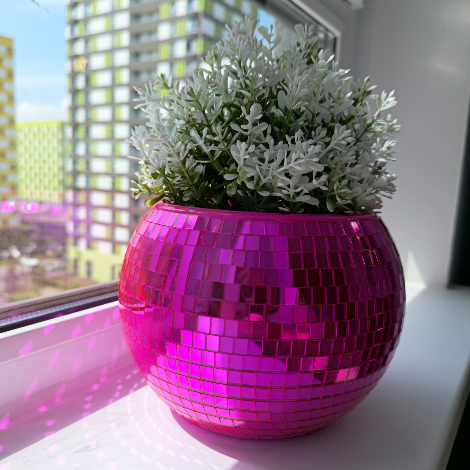 Зеркальное  кашпо настольное в форме диско-шара, 20 см пурпурное